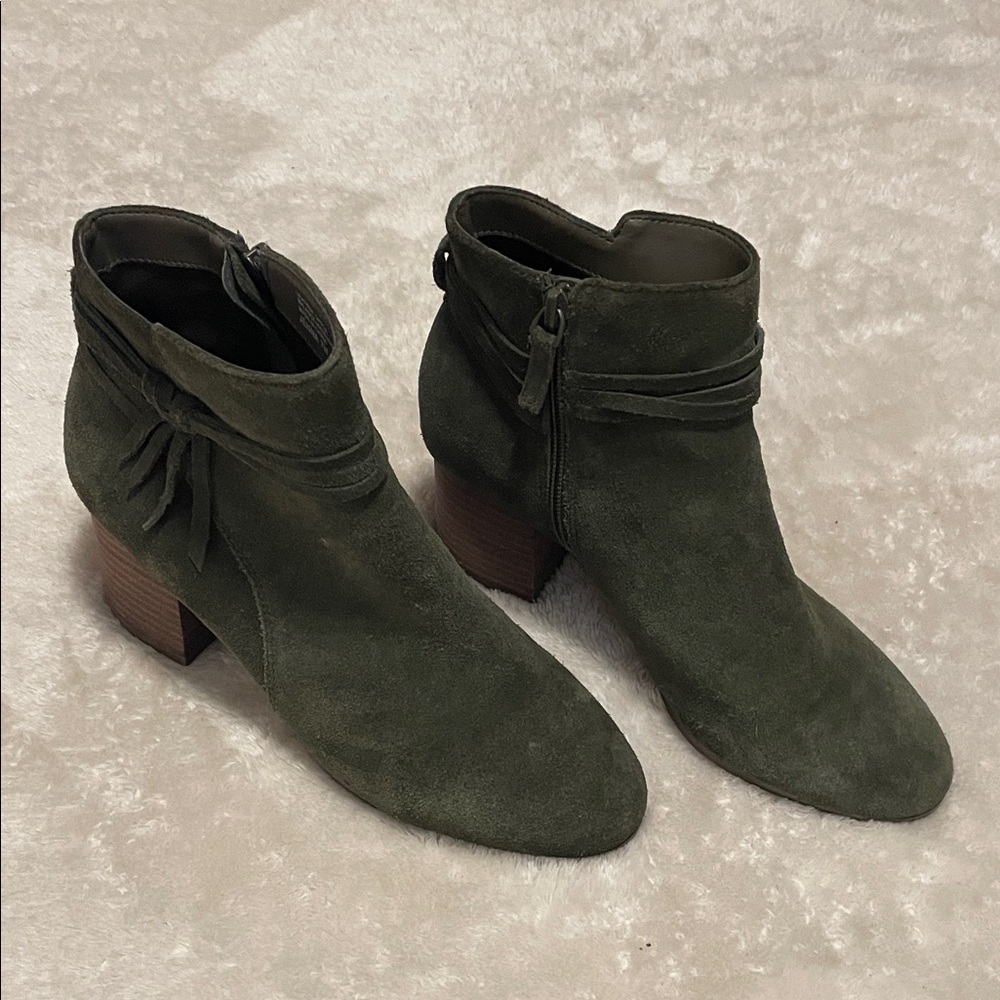 Violet & Red olive green suede booties, size 7, excellent condition